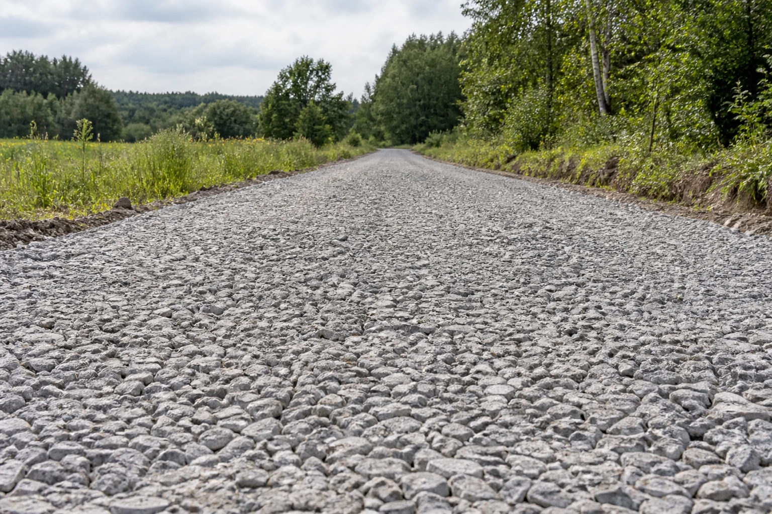 Warstwa kruszywa na drodze gruntowej
